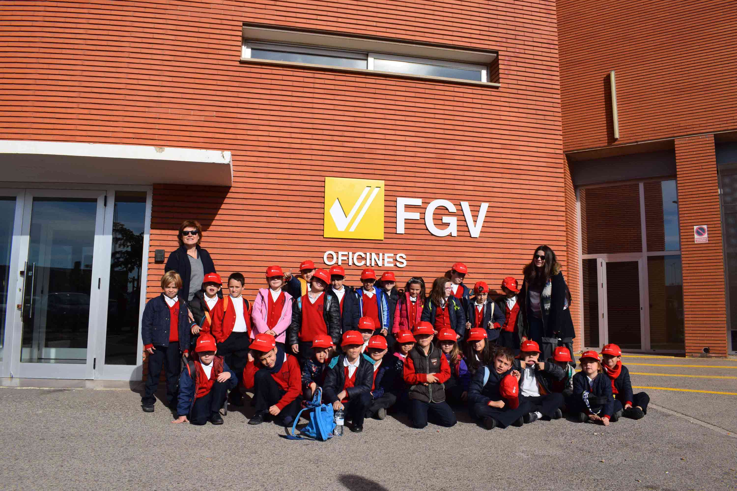 Foto dels alumnes de 2º de Primària del Col·legi Francisco Llopis de Llíria a les oficines de FGV a València