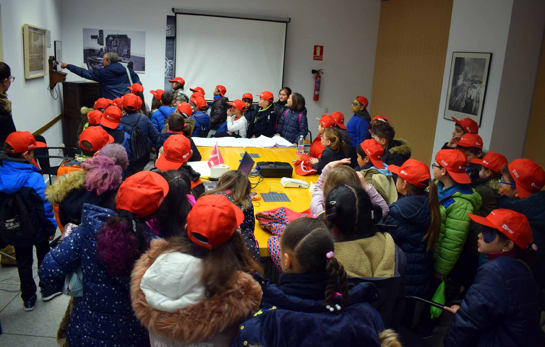 Metrovalencia rep la visita de 45 alumnes de 3r de Primària del Col·legi Sant Ángel de la Guarda