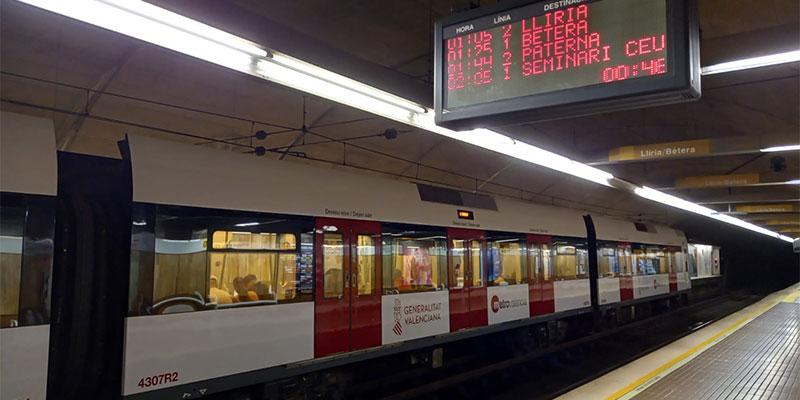 Unidad de Metrovalencia en servicio nocturno