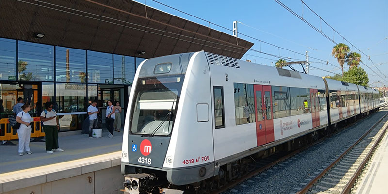 Unidad Metrovalencia en la estación de Paiporta